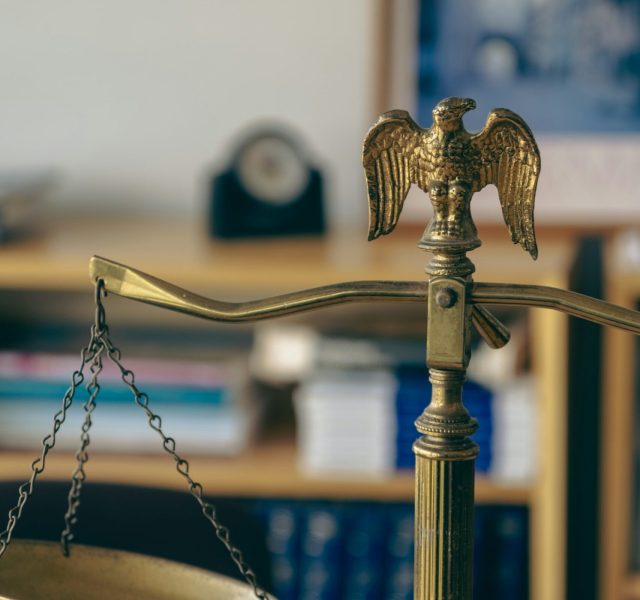 Balanza vintage dorada en un despacho