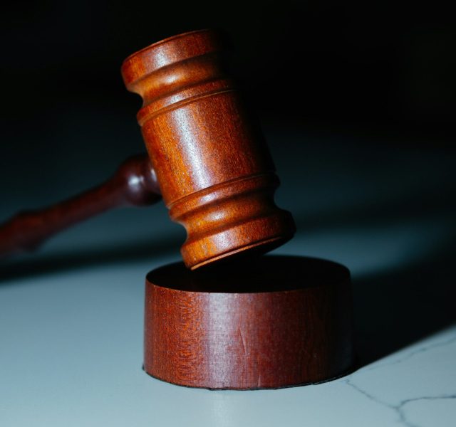 Mazo de madera apoyado sobre un soporte de madera.